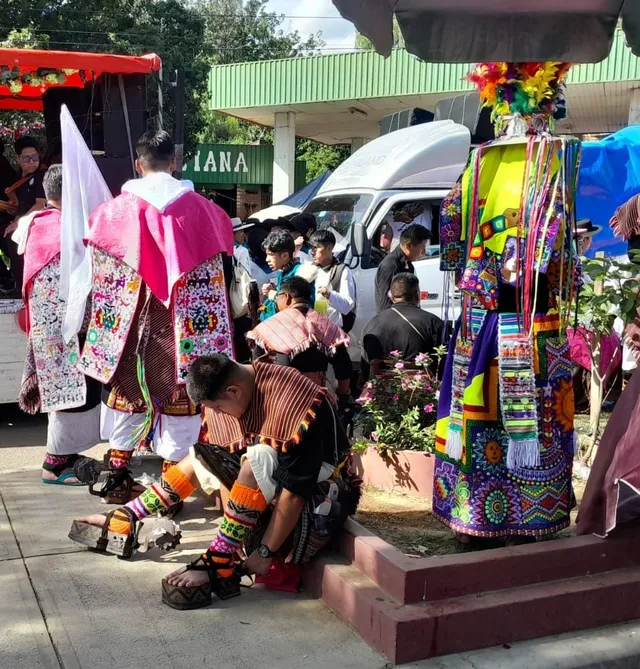 Bailarín de pujllay ajustándose los zapatos, Cochabamba