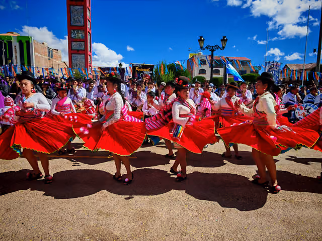 Bailarinas del Proyecto Pariwanas en la retreta de sikuris, Huancané