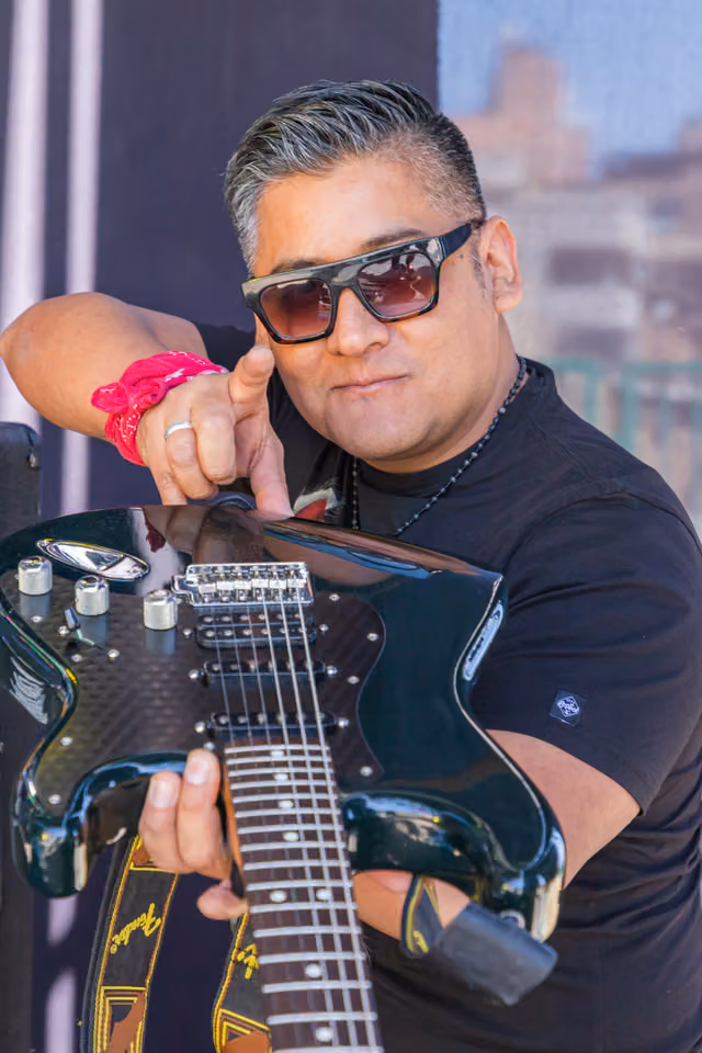Richard Martínez, guitarrista de Los Mojarras en el Quechua Fest 2026