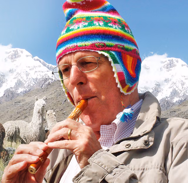 PPK tocando quena en la sierra peruana