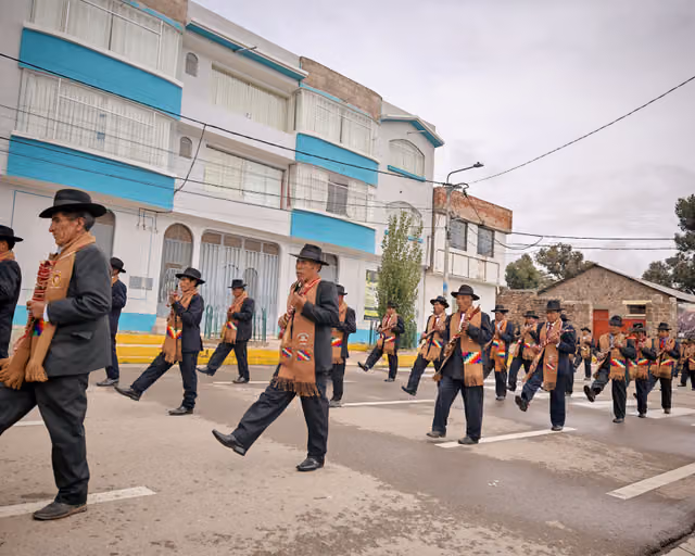 Desfile de tenientes comunales en la apertura del Jach'a Anata Phunchawi