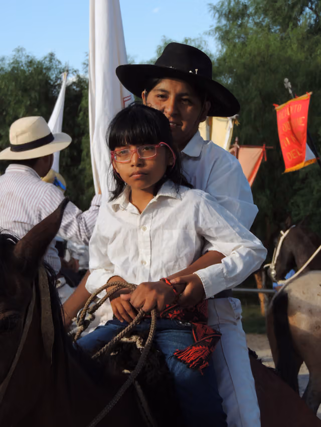 Alferezas jóvenes a caballo en Molinos