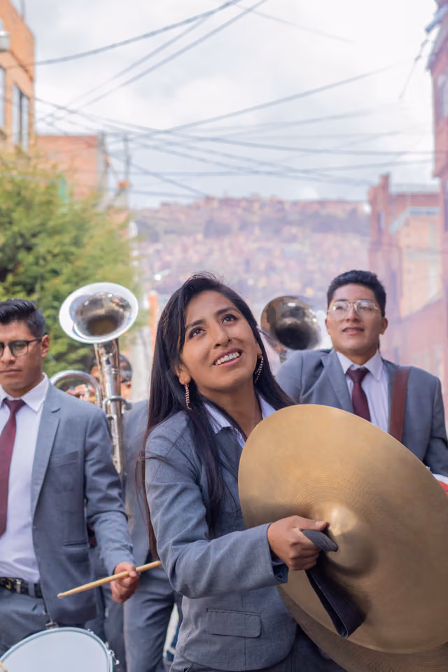 Platillera de folklore boliviano