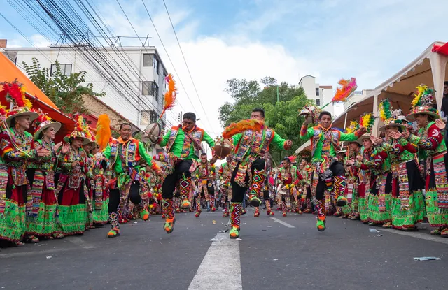 Hombres danza tinkus Bolivia carnaval 06