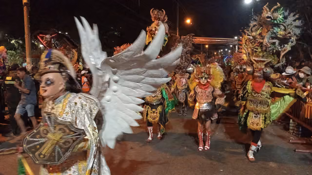 Ángel y diablos de la diablada (Carnaval de Bolivia)