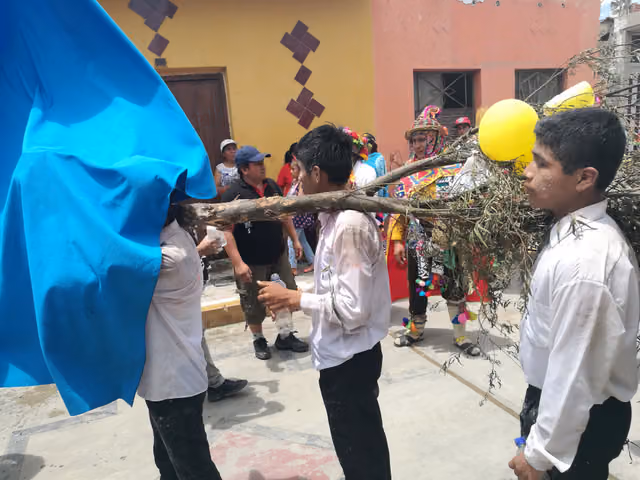 Young men carrying a yunza in the parade of the Divino Niño del Milagro fair, Etén