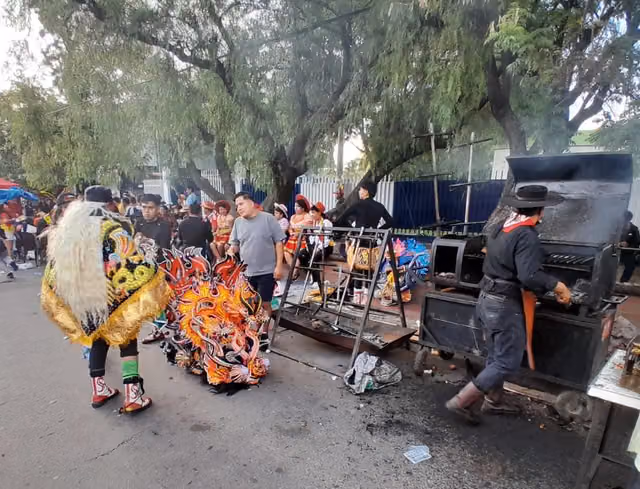 Danzarín de diablada esperando su plato, Cochabamba