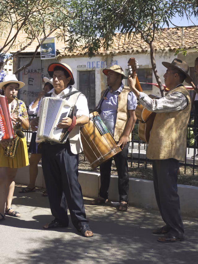 Grupo musical en el desfile del Día de la Tradición Aiquileña