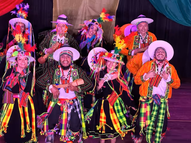 Danza de tinkus, hombres y mujeres
