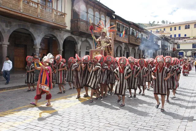Inca en su trono durante el Inti Raymi 2011