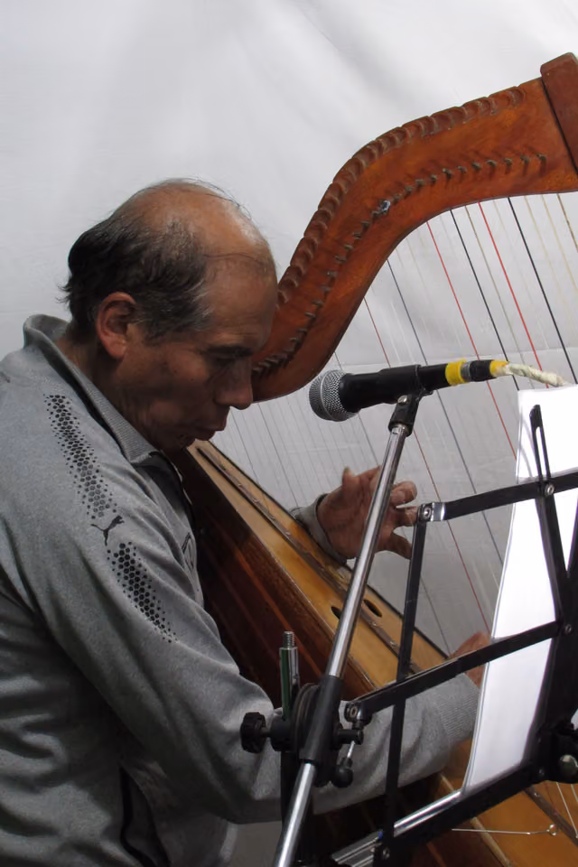 Alejandro Huaman Quispe recording in studio