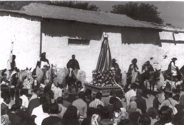 Procesión con la imagen de la Virgen en Molinos (blanco y negro)