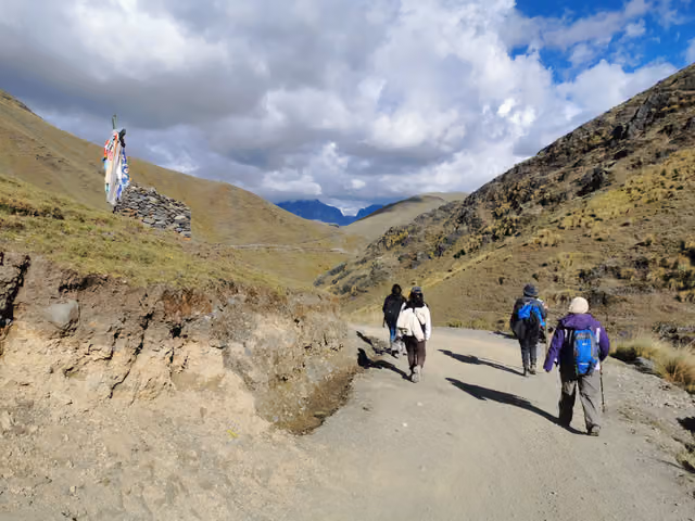 Expedition team returning on the Qoylluriti road