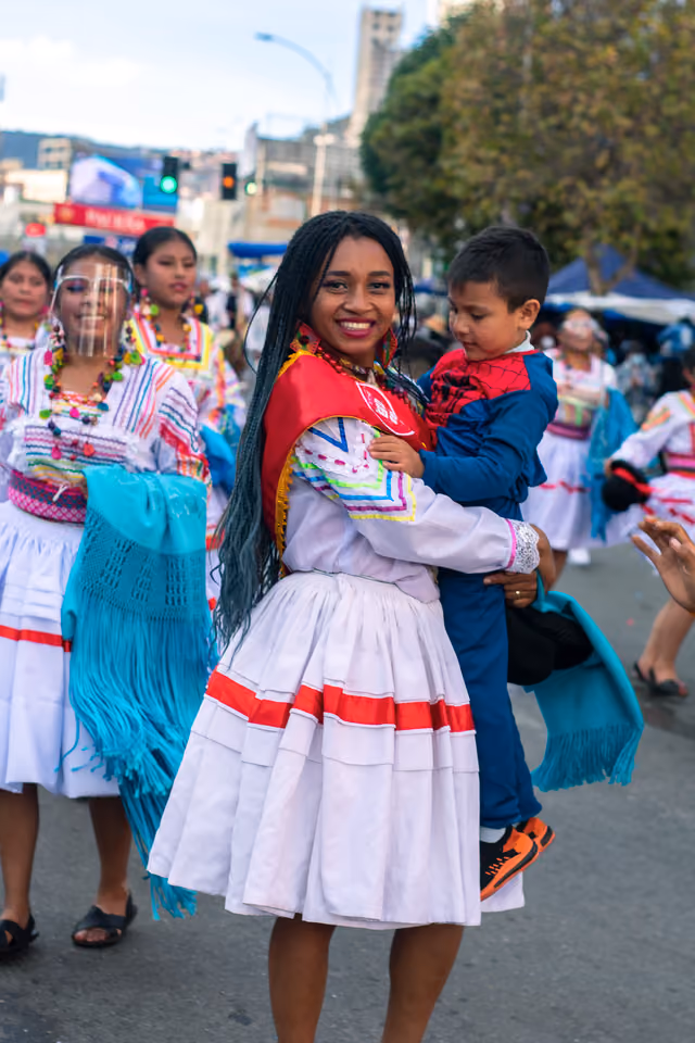 Mujer joven afroboliviana bailando la saya, La Paz 2022