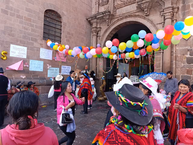 Dolls made for the comadres festivity, historic centre of Cusco (04)