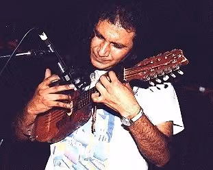 Tocando el charango