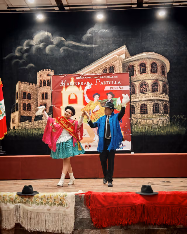 Pareja de danzantes en el lanzamiento del concurso de Marinera y Pandilla Puneña