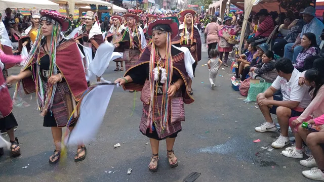 Pujllay, bailarina con bandera