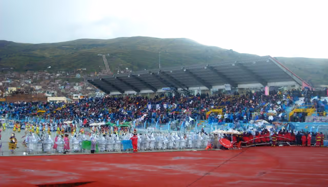 Trajes de luces de la Candelaria en el Estadio de Puno (2010)
