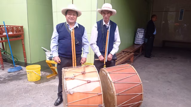 Agrupación Shirrocos que acompaña a los danzantes con su música