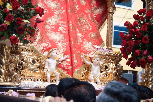 Ángeles del anda escoltan a la Virgen de la Candelaria durante la procesión
