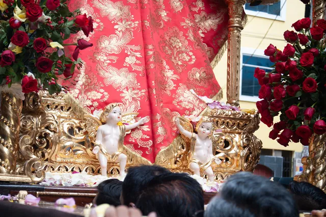 Ángeles del anda escoltan a la Virgen de la Candelaria durante la procesión
