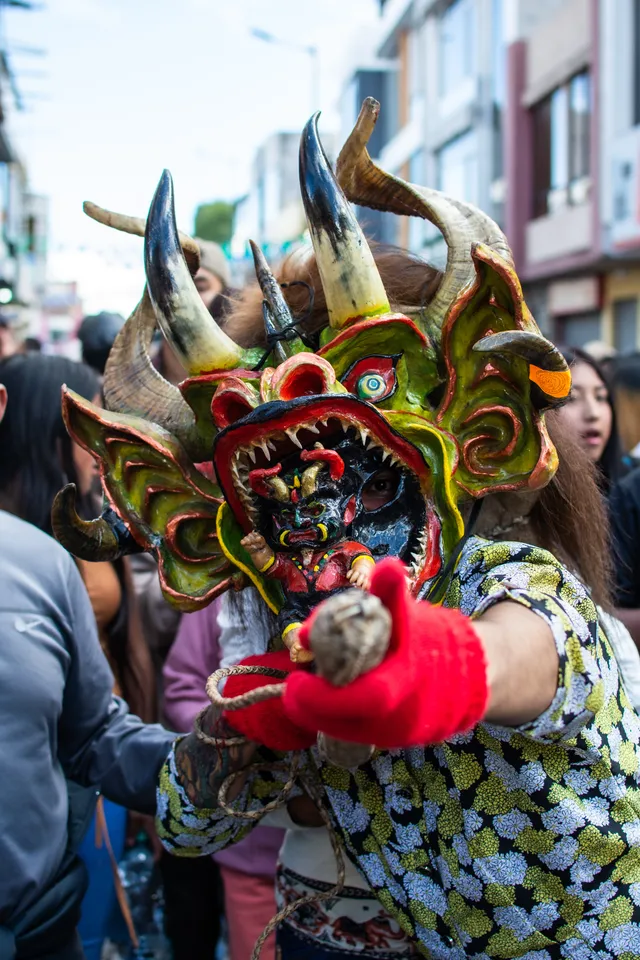 Danzante de la Diablada Pillareña (careta con miniatura interna)