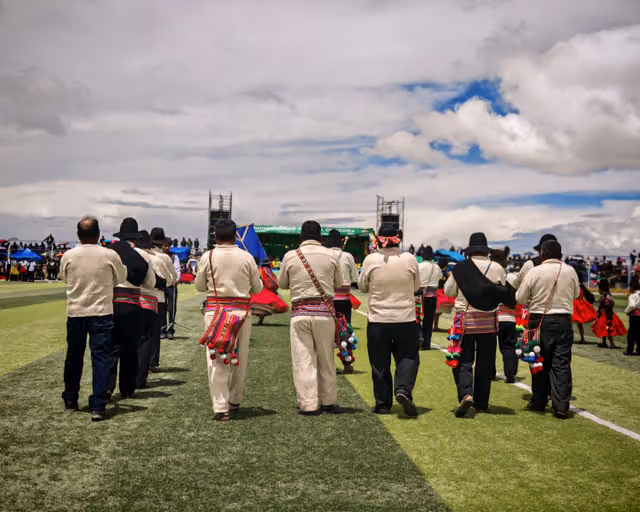 Entrada de músicos al gramado, conjunto Chacareros Flor de Sankayu