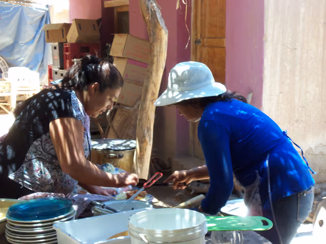 Mujeres cocinando en las fiestas patronales de Molinos (63)