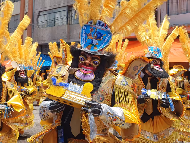 Morenada in yellow