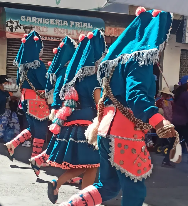 Bailarines de llamerada de espaldas