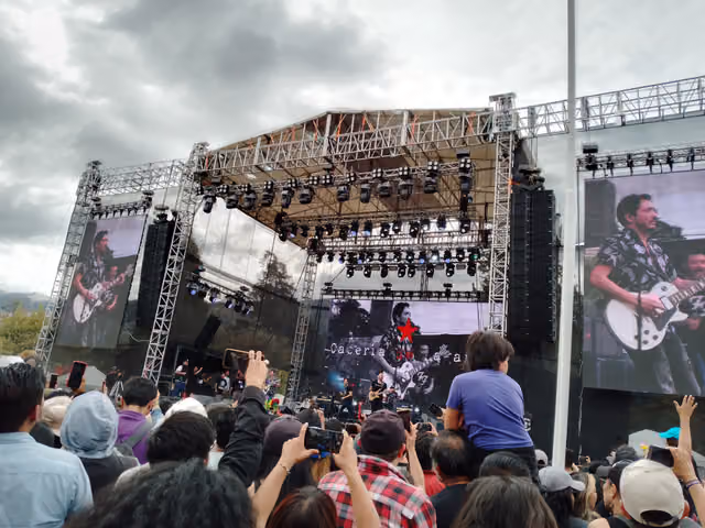 Cacería de Lagartos performing in Quito