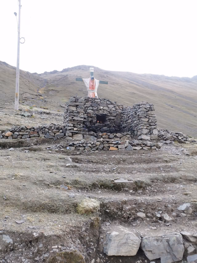 Cross on the Quyllurit'i pilgrimage road