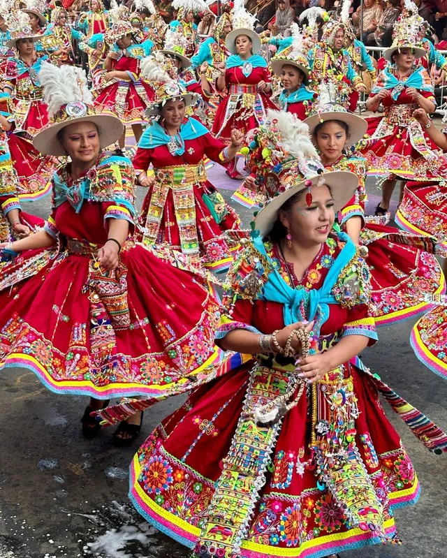 Danza de tinkus por mujeres en el carnaval de Oruro