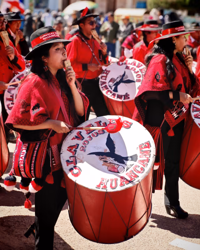 Intérpretes femeninas de la Agrupación de Sikuris Claveles Rojos de Huancané