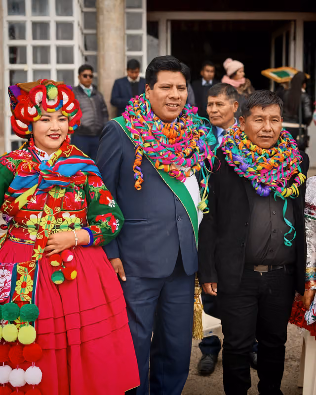 Autoridades municipales con serpentinas en la apertura del Jach'a Anata Phunchawi