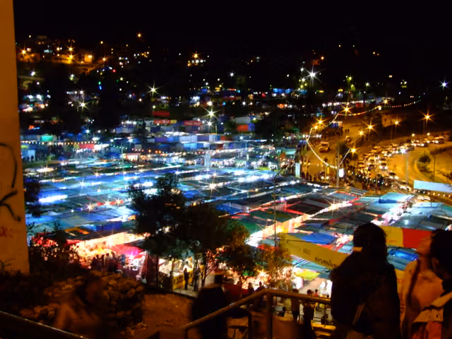 Vista nocturna de la feria de Alasitas, La Paz (2010)