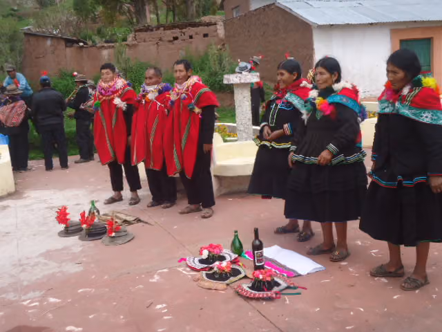 Pago a la Pachamama en el carnaval de Orurillo