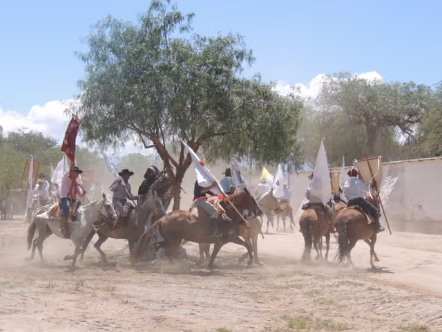 Grupo de alféreces montados con banderas en Molinos (54)