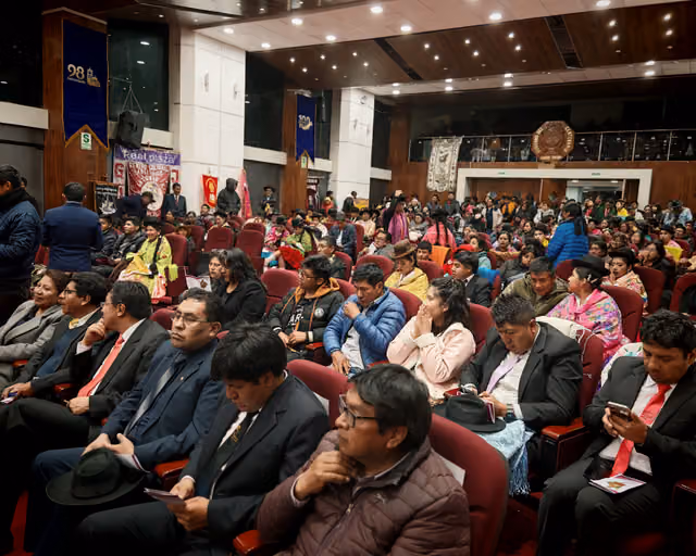 Asistentes a la ceremonia de inicio del concurso de Marinera y Pandilla Puneña