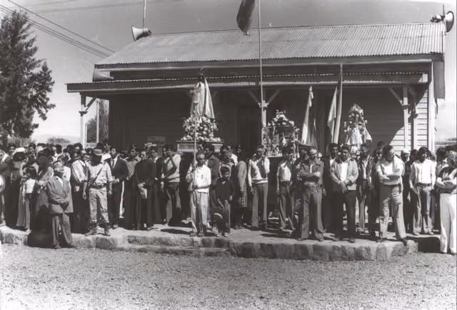 Ceremonia con imágenes de la Virgen de Candelaria, Molinos (blanco y negro)