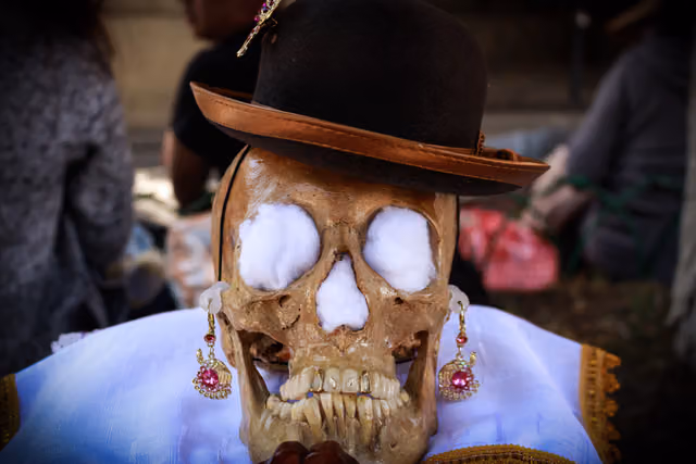 Cholita ñatita with gold teeth