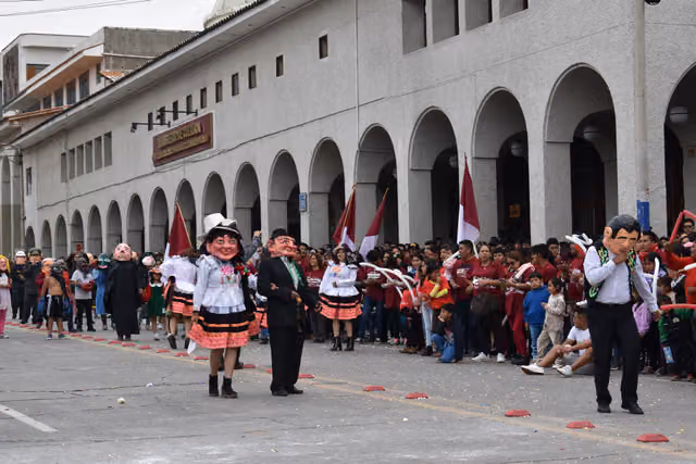 Huaraz Carnival: floats and dance troupes (2)