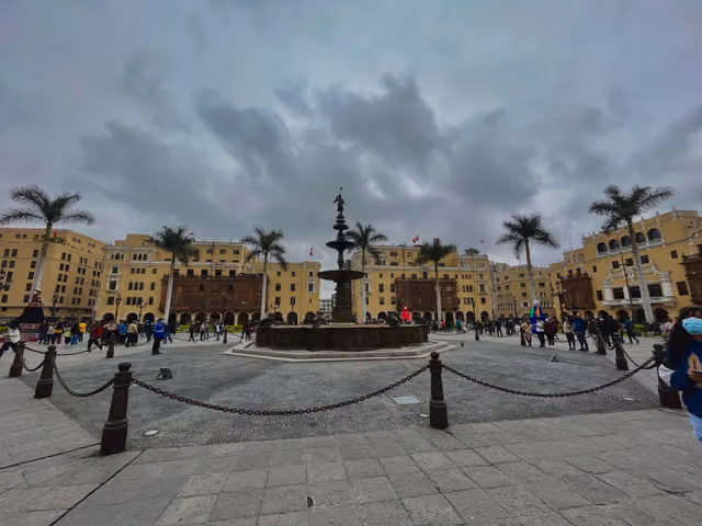 Pileta de la Plaza Mayor con representación de bailes típicos