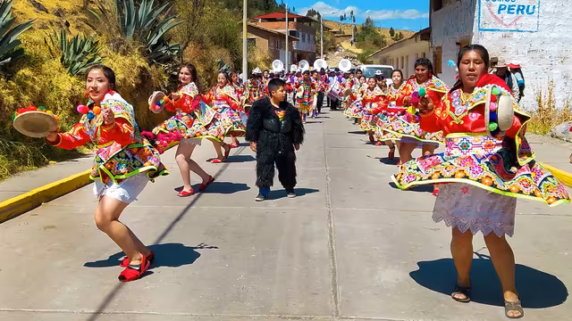 Mollos Tinkus dancers in Chinchaypujio