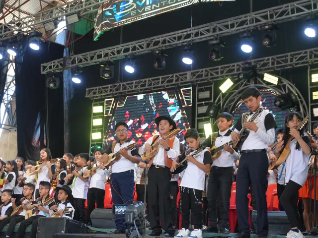 Niños de la Orquesta de Charangos de Cochabamba en el Festival del Charango de Aiquile 2025
