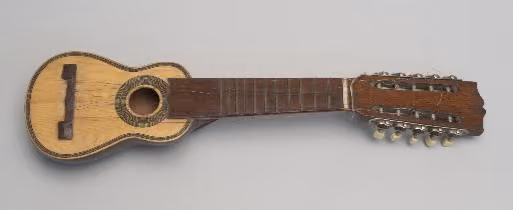 Instrumento de cuerda con forma de guitarra (inv. 70346)