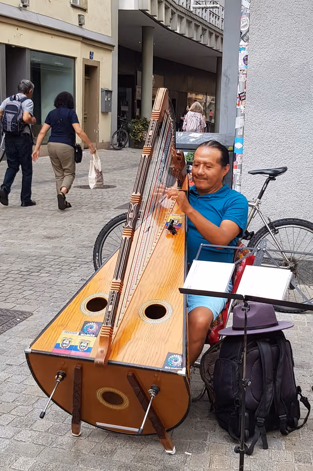 Músico con arpa andina en Regensburg