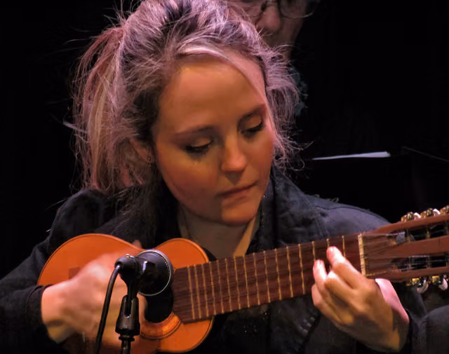 Marianela Zinna playing the charango