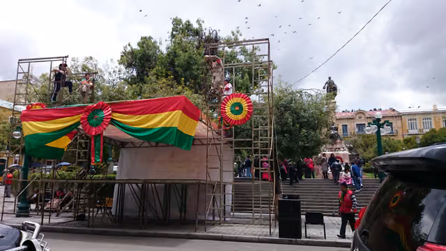 Festejo en la plaza Murillo